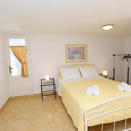 Knezovic شقة روفينج