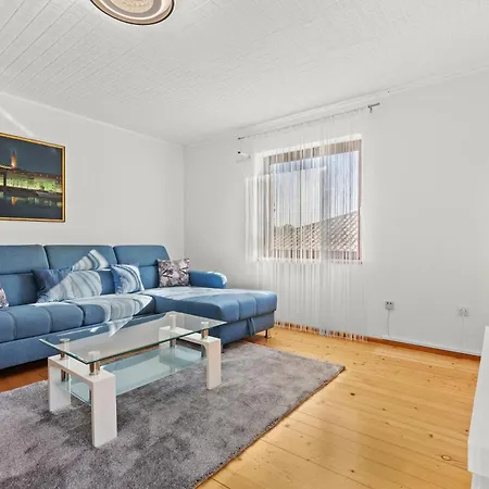 Knezovic شقة روفينج